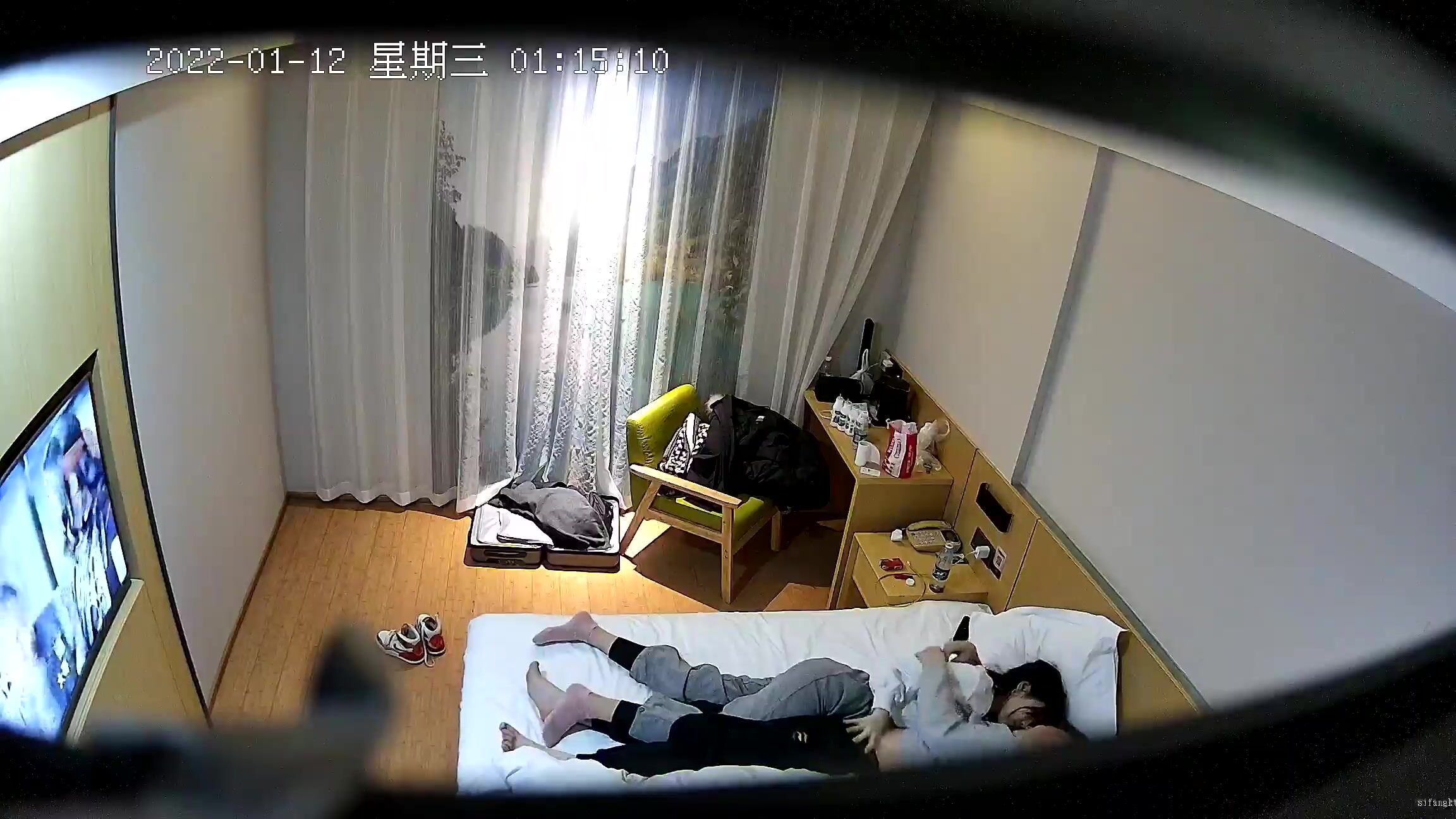 JK短裙长腿美女假期前夕与男友激情射进嘴里的时候还一边用手自慰摸逼妹子逼毛浓密性感性欲强