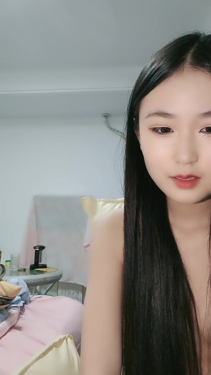 纯可爱的新人美女主播，害羞直播大秀道具自慰私处，木耳很粉