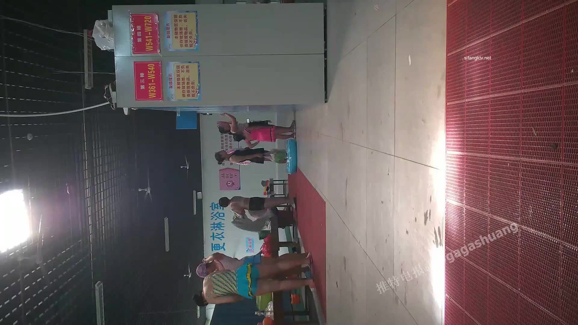澡堂子内部员工偷窥多位美女洗澡换衣服