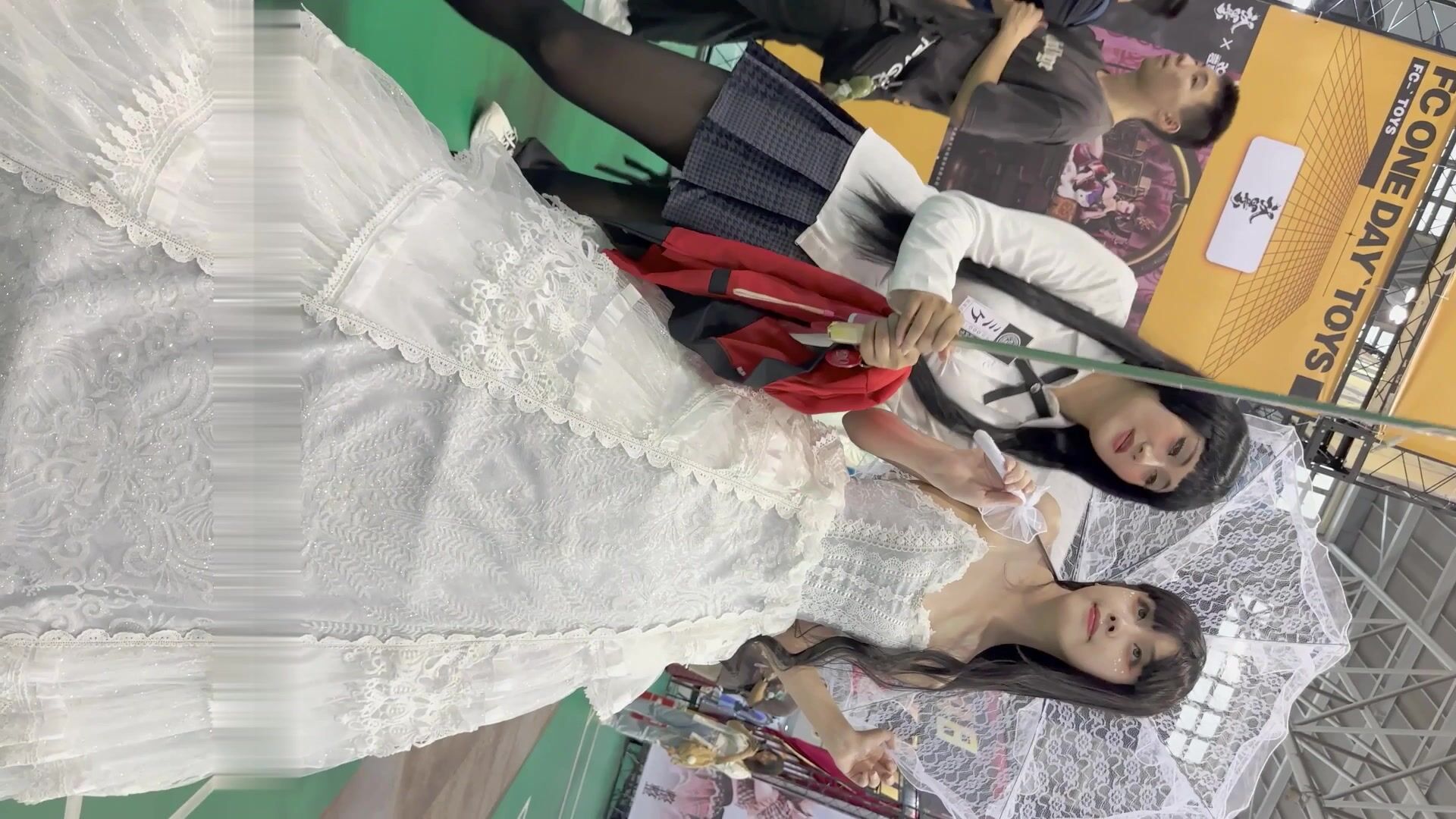 官方售价32元 大神KFC动漫展偷拍极品婚纱美女颜值身材顶级，白色薄内一片黑森林