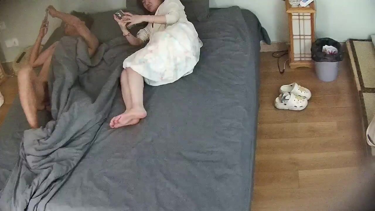 新片速递酒店摄像头偷拍 吃完鸡排就开始做爱看着女友白皙的胴体黑小伙忍不住用精液当身体乳射背上