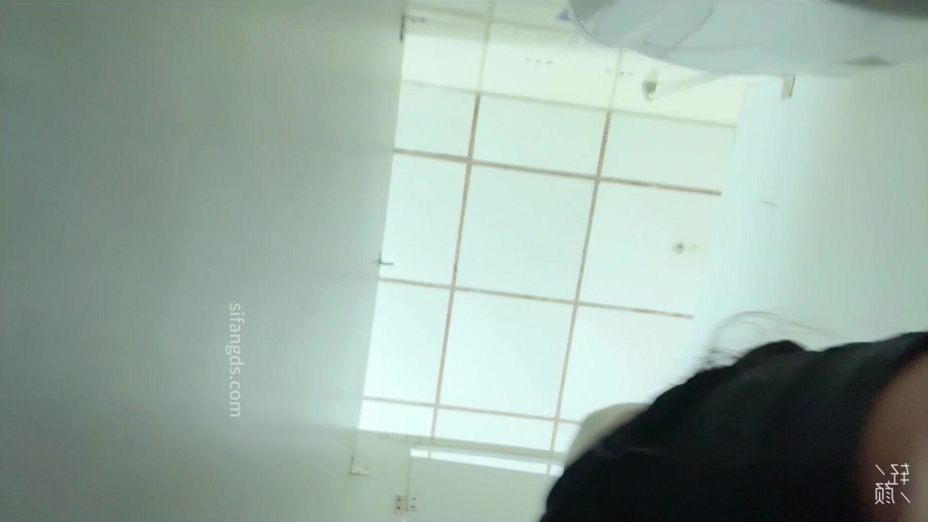 牛逼变态哥手持闯拍高校女厕 抄底偷拍几个学妹的嫩逼伸出上帝之手摘下妹子逼上挂着的白带
